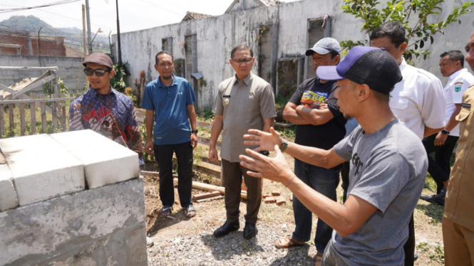 Pj Wali Kota Batu, Aries Agung Paewai saat memantau TPS3R di desa.