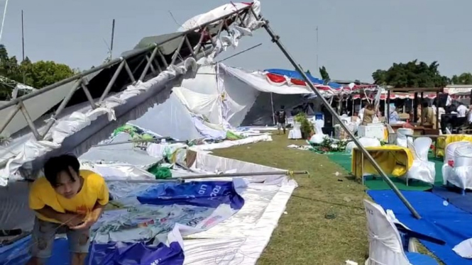 Tenda stand Bulaga yang ambruk diterjang angin.