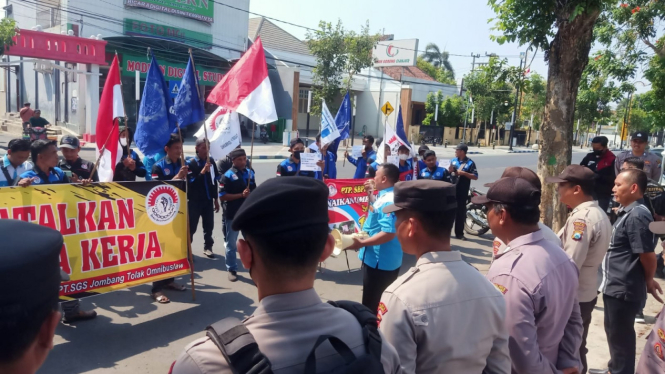 Buruh dari PT SGS Jombang saat demo di depan kantor DPRD