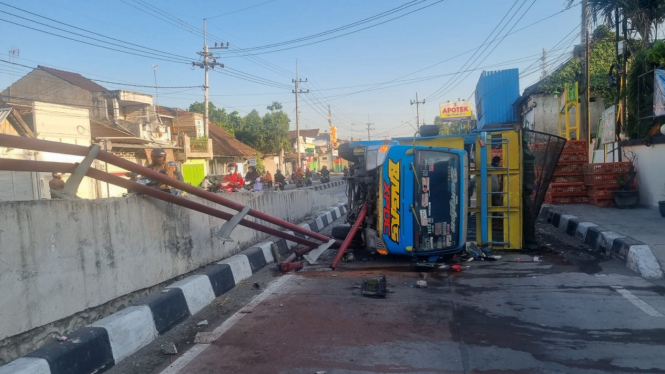 Truk muatan ayam yang terguling