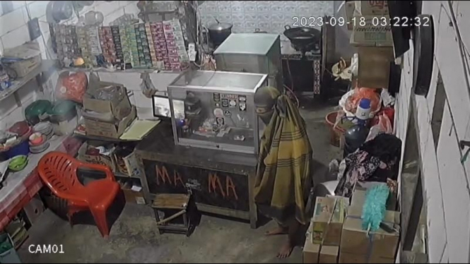 Aksi pelaku saat mencuri uang yang terekam kamera CCTV.