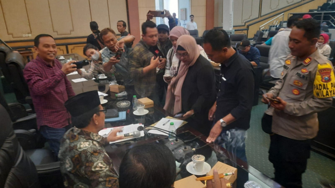 Perwakilan dari masyarakat dan pabrik membuat kesepakatan.