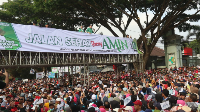 Cak Imin menyapa pendukungnya di Kota Malang.