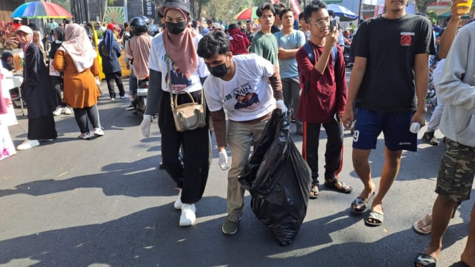 Relawan AMIN memungut sampah usai jalan sehat