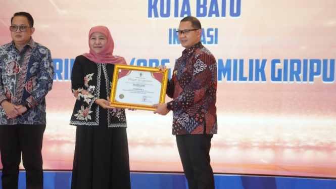 Pj Wali Kota Batu, terima penghargaan dari Gubernur Jawa Timur.