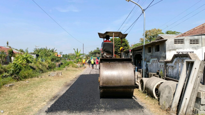 Aktivitas pembangunan jalan di Pucangsimo