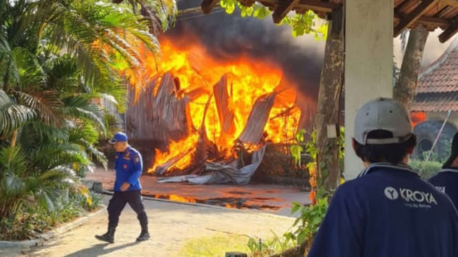 Api yang melahap gudang olahan kayu di Desa Tunggorono