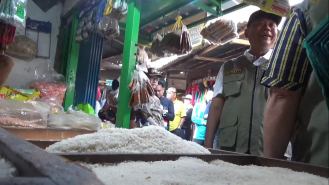 Pj Bupati Jombang saat kunjungi pedagang pasar Ngoro