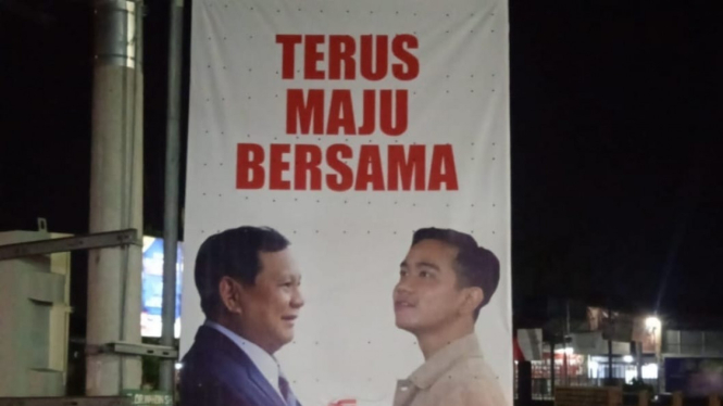 Banner bergambar Prabowo Subianto dengan Gibran.