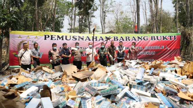 Pj Bupati Jombang, Sugiat saat memusnahkan barang bukti.
