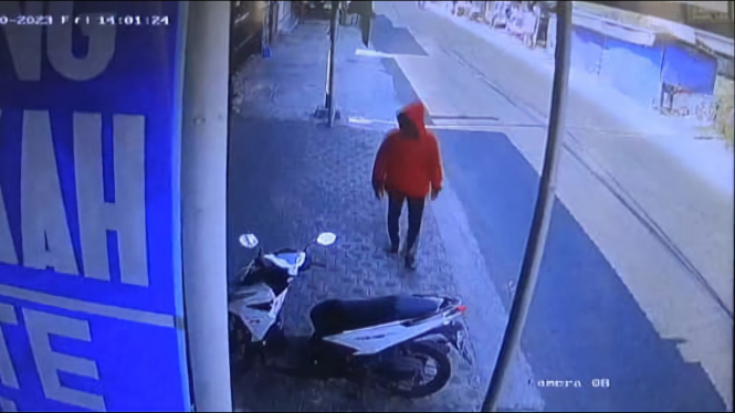 Rekaman CCTV pelaku saat mencuri sepeda motor