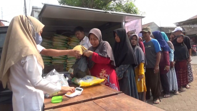 Antrian warga saat operasi pasar murah di Jombang