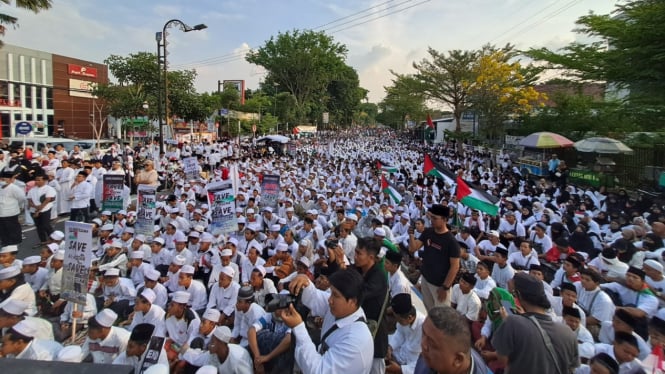 Warga lintas agama saat doa bersama untuk Palestina di Jombang.