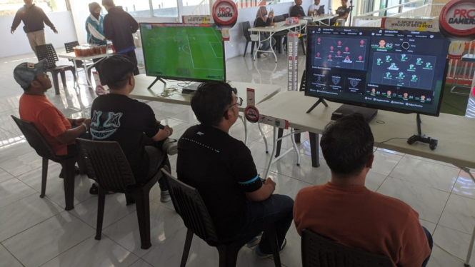 Para gamers saat bertanding memperebutkan Piala Wali Kota Batu.