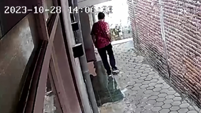 Kamera CCTV yang menampakan pelaku keluar dari rumah korban