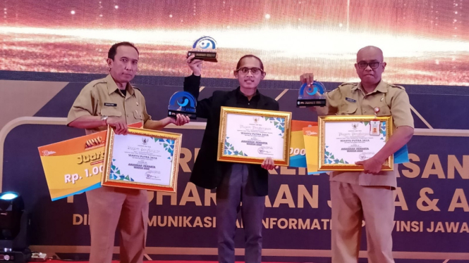 KIM Kota Batu menerima penghargaan Anugerah Pewarta Warga (APW) 2023