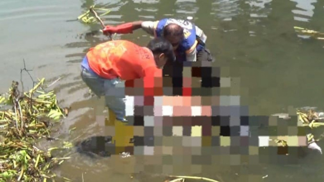 Mayat yang ditemukan di sungai Brantas Ploso Jombang.