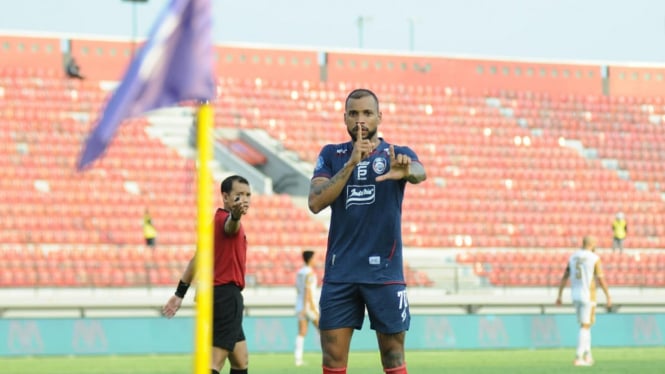 Pemain Arema FC, Gustavo Almeida merayakan gol