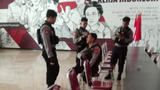 4 personel polisi datang ke kantor DPC PDI Kota Pasuruan.