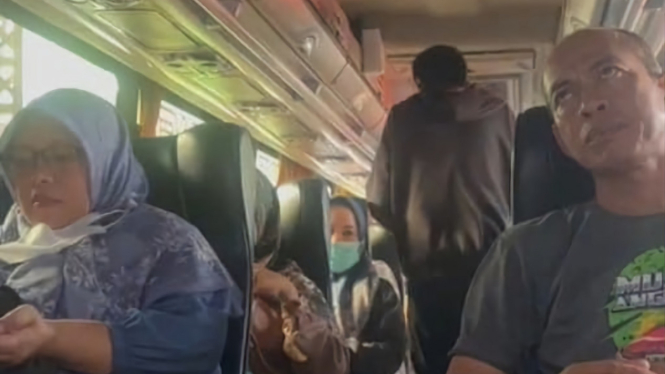 Tangkapan layar video keluhan wisatawan saat pengamen naik ke bus.