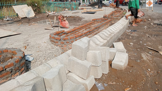 Proyek rehabilitasi drainase dan trotoar jalan Gus Dur di Jombang.