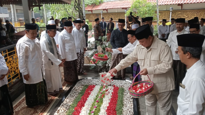 Prabowo Subianto saat berada di makam Gus Dur.