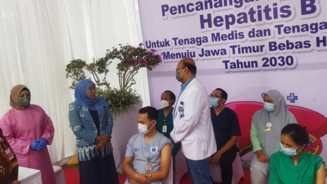 Gubernur Khofifah Indar Parawansa memantau vaksinasi Hepatitis B.