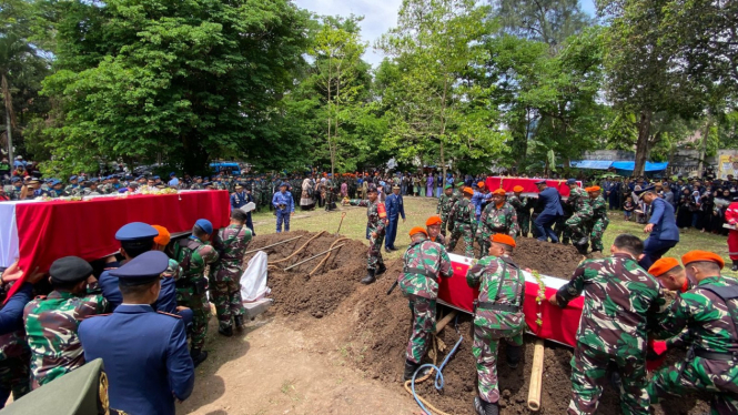 Pemakaman 3 prajurit TNI di TMP Suropati, Malang.