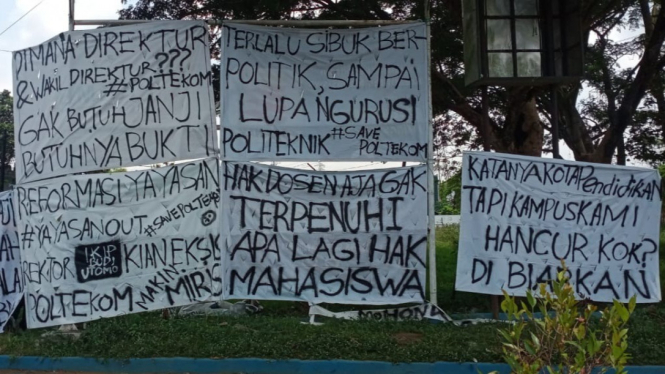 Spanduk protes mahasiswa Poltekom Kota Malang