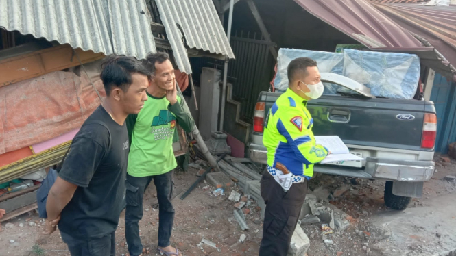 Kondisi mobil yang menabrak rumah warga.