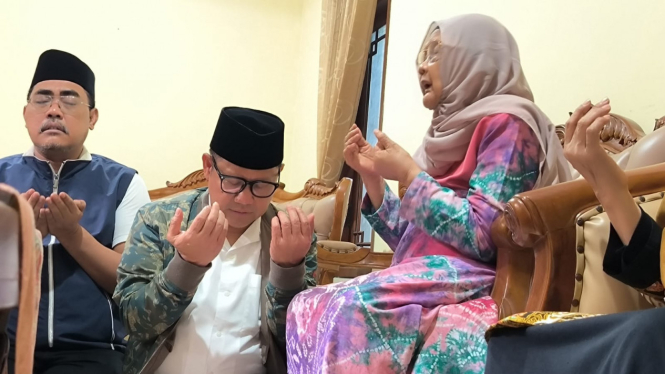 Cawapres Muhaimin Iskandar saat bersimpuh di depan ibunya.