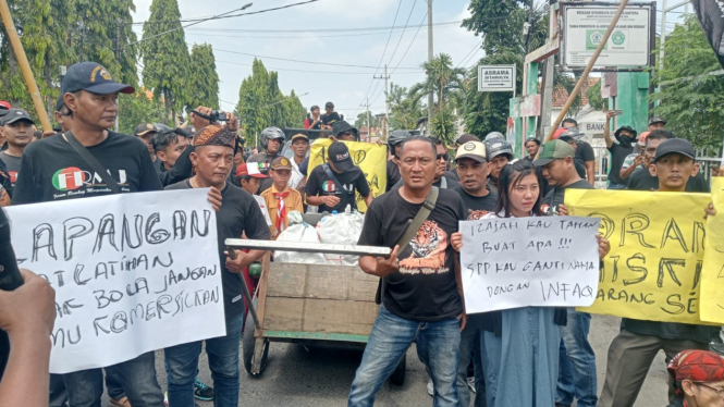 Warga Jombang demo Candindik Provinsi Jatim atas dugaan Pungli