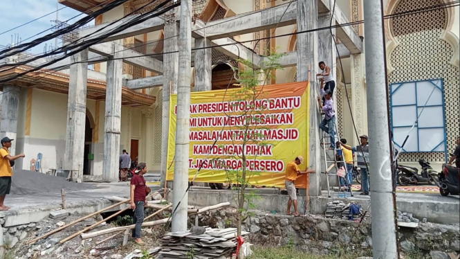 Demo warga Kecamatan Beji, Kabupaten Pasuruan.