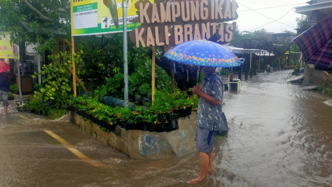 Luapan air dari sungai Kampung Ikan.