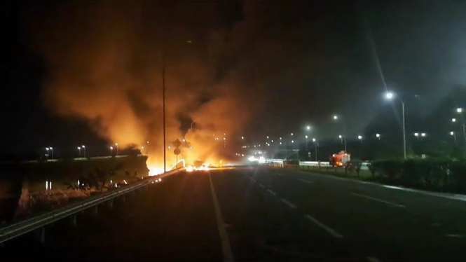 Truk tangki bermuatan Metanol terbakar di Tol Jomo