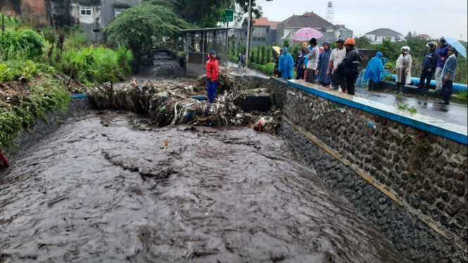 Sudetan air di Sungai Paron yang tersumbat kayu dan sampah.