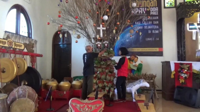 Pohon natal yang terbuat dari ranting di Jombang.