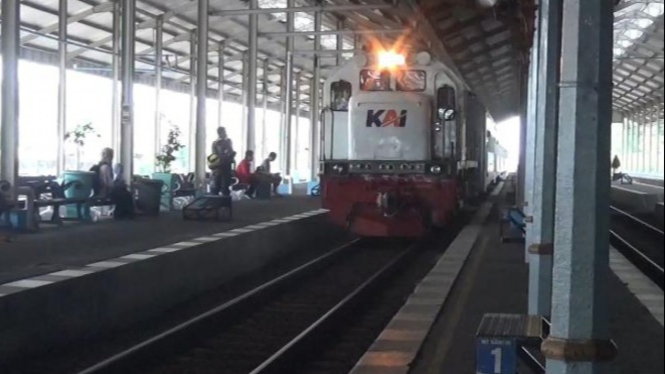 Kereta Api di stasiun Jombang.
