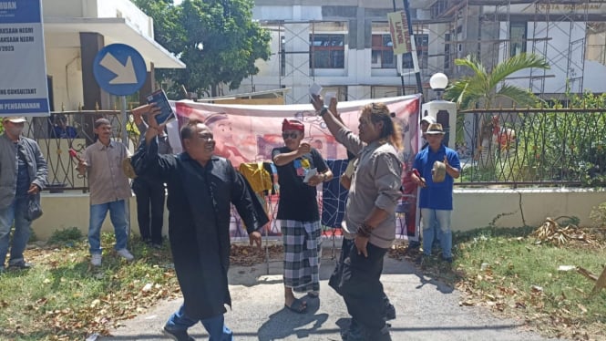 Demo di Kantor Kejaksaan Negeri (Kejari) Kota Pasuruan.