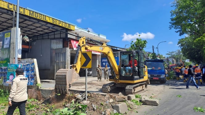 Penertiban bangunan eks cucian mobil di Madyopuro