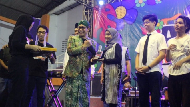 Halim Iskandar beri hadiah pemenang AMIN Milenial Fest.