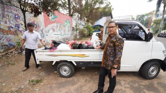 Pj Wali Kota Batu, Aries Agung Paewai memantau pengelolaan sampah.