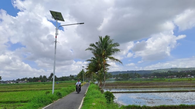 Penerangan Jalan Umum Tenaga Surya di Tlogowaru, Kota Malang
