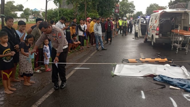 Pemotor di Jombang tewas terlindas truk tronton.