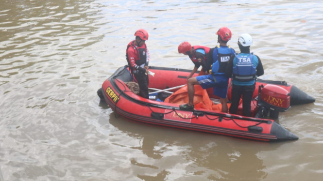 Proses pencarian remaja yang hilang tenggelam di Jombang