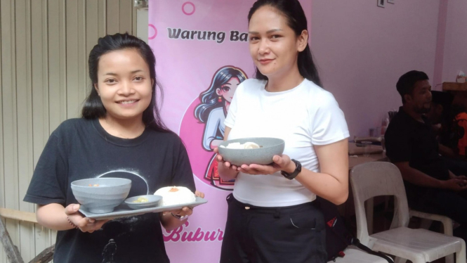 Mita Aprilita (putih) pemilik Warung Bandung bersama karyawannya.