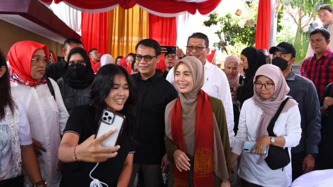 Siti Atikoh Suprianti bersama relawan Ganjar-Mahfud di Malang.