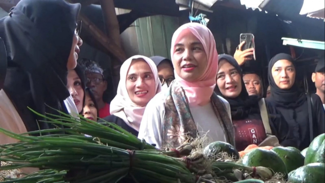 Siti Atiqoh Supriyanti saat berkunjung ke pasar Bareng Jombang