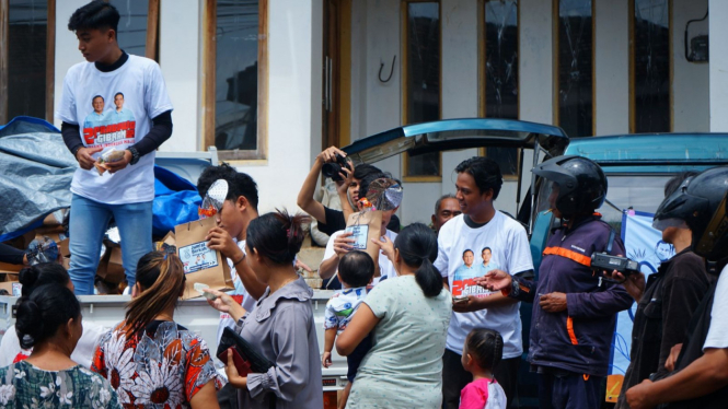 Relawan GenYZ Prabowo-Gibran membagikan Alat Dapur Harga Murah