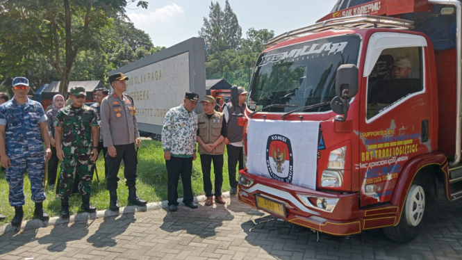 KPU Jombang distribusikan logistik Pemilu 2024.